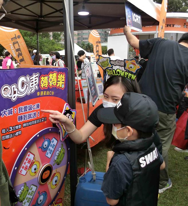 吸C冻转转乐活动，动转盘至相同图案两次，即可获得「旺仔小馒头」一份。（林欣仪摄）