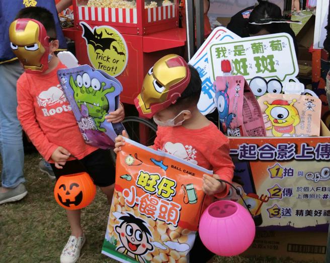 现场提供许多道具提供民眾打卡拍照。（林欣仪摄）