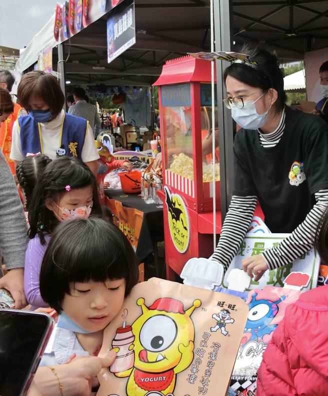 现场提供许多道具提供民眾打卡拍照。（林欣仪摄）