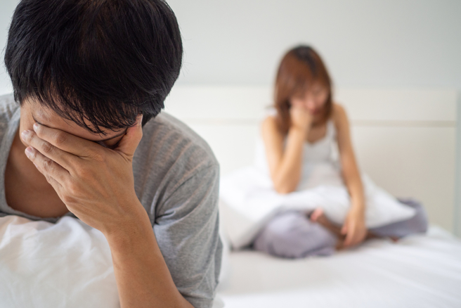 一名人妻認為丈夫出軌提告索賠，但法官發現人妻早就知情並接受小三的存在，駁回求償請求。（示意圖／Shutterstock）