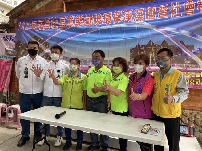 桃园市芦竹区福昌社区发展协会与南兴社区发展协会自发性筹办净溪活动，今天号召逾400名热心民眾一起到南崁溪捡垃圾。（陈梦茹摄）