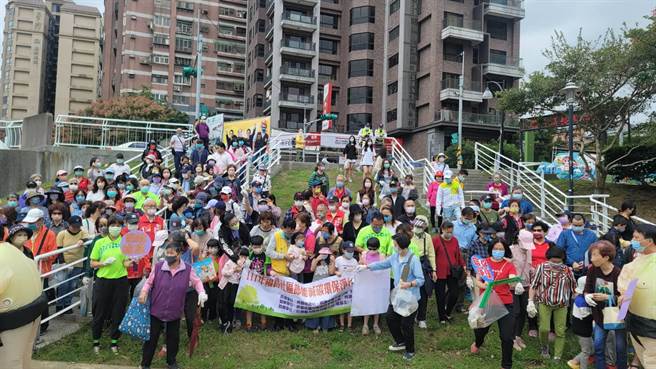 桃园市芦竹区福昌社区发展协会与南兴社区发展协会自发性筹办净溪活动，今天号召逾400名热心民眾一起到南崁溪捡垃圾。（福昌社区发展协会提供／陈梦茹桃园传真）