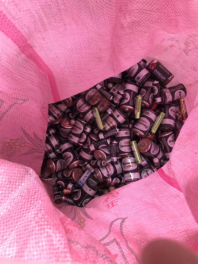 福昌社区发展协会理事长徐承昌指出，净溪活动捡到最多的垃圾竟是电池，麻布袋中塞满不同尺寸的电池。（陈梦茹摄）