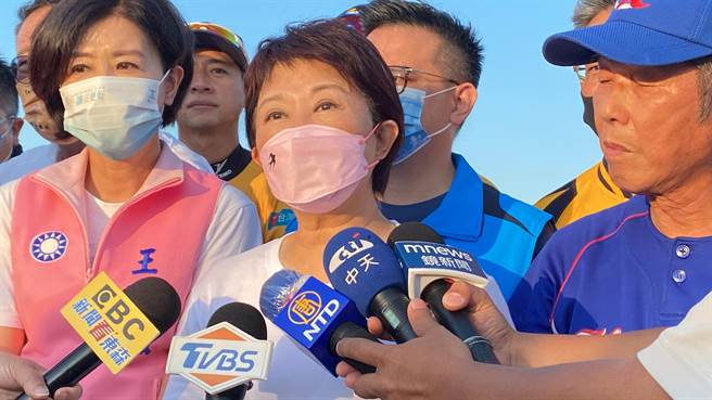 台中市长卢秀燕（中）今天针对朱立伦搭的飞机受空拍机影响延后降落一事表示，希望大家正面选举，遵守国家法令。（张亦惠摄）
