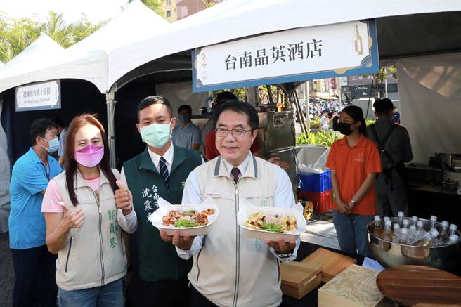 台南市长黄伟哲、观光旅游局长郭贞慧欢迎大家前来参加台南餐酒嘉年华。（洪荣志摄）
