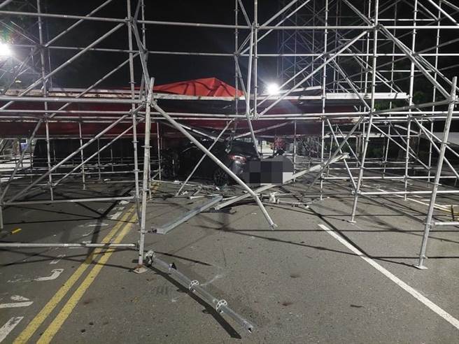 29岁饶姓男子29日凌晨1时许驾驶自小客车沿河华路内侧车道行驶至阿公店路二段，该处正好是陈其迈的30日活动管制路段入口，男子驾车衝撞管制沿途的交通锥、护栏及舞台后方鹰架，图为车祸现场。（翻摄照片／林瑞益高雄传真）