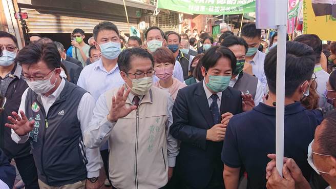 台南市长黄伟哲（米黄夹道者）陪同副总统赖清德（黑西装深蓝领带）参拜天坛，沿途有民眾热情寒暄握手。（程炳璋摄）