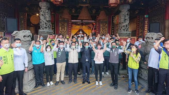 副总统赖清德（中间黑西装者）一边举起台南市长黄伟哲的手，一边举起立委陈亭妃的手，高呼拜托乡亲让黄过半得票数当选，议员过半并选出民进党自己的议长。（程炳璋摄）