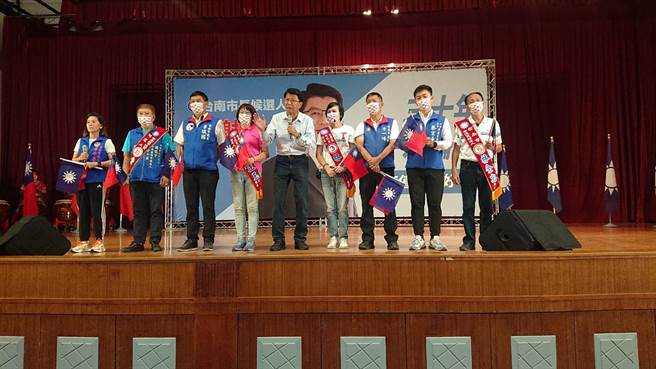 国民党台南市党部在远东科大提前举办党庆，谢龙介（中间白衬衫者）与13位议员候选人登台挥舞国旗与党旗，诉求蓝营大团结。（程炳璋摄）