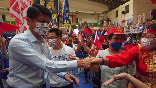 国民党台南市长候选人谢龙介与支持者握手。（程炳璋摄）