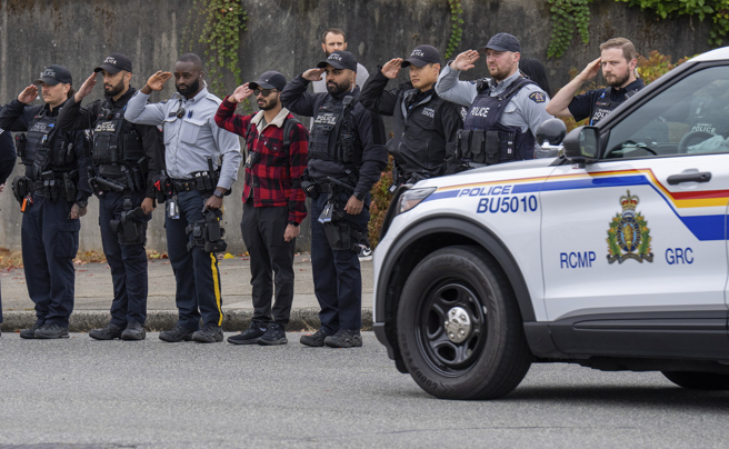 加拿大台裔女警杨子信（Shaelyn Yang）因公殉职，灵柩随一旁皇家骑警队员护送下前行。 (图/美联社) 
