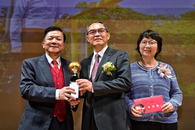 （工研院材料与化工研究所所长李宗铭（中）今日获东元奖，表彰他35年间材料的创新发明。
图／工研院提供）