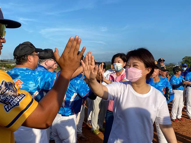 嘉义县长候选人王育敏（右后）到台中向市长卢秀燕（右前）请益市政，并参访不老棒球队。（张亦惠摄）