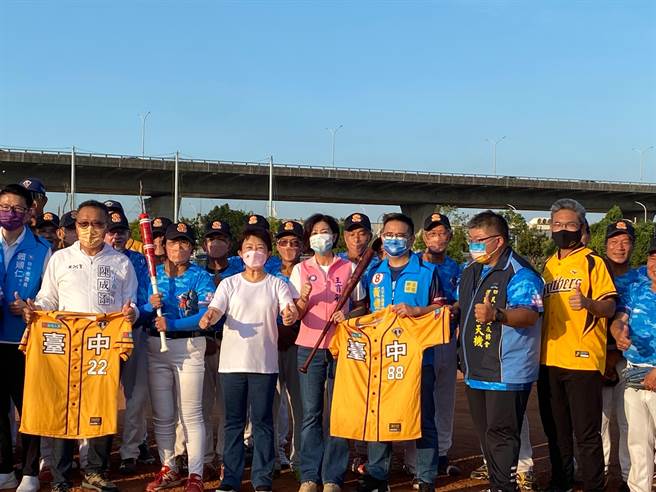 嘉义县长候选人王育敏到台中向市长卢秀燕请益市政，并参访不老棒球队。（张亦惠摄）