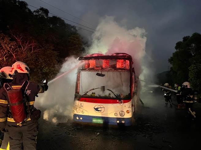 1辆587线公车行驶间起火。（民眾提供）