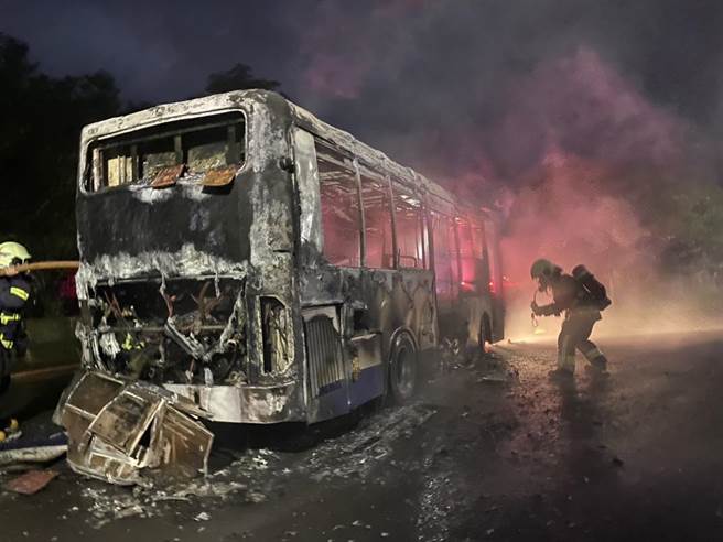 1辆587线公车行驶间起火。（民眾提供）