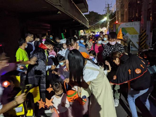 彰化市公所29日傍晚起在臺铁旧宿舍提前举办万圣节活动，吸引数百名大小朋友精心打扮变装踩街，彰化市长林世贤头戴巫婆帽、身着红领披风，引领探险。（吴敏菁摄）