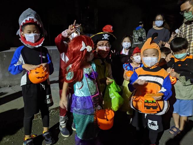 彰化市公所29日傍晚起在臺铁旧宿舍提前举办万圣节活动，吸引数百名大小朋友精心打扮变装踩街，彰化市长林世贤头戴巫婆帽、身着红领披风，引领探险。（吴敏菁摄）