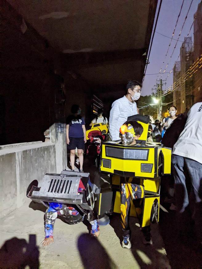 彰化市公所29日傍晚起在臺铁旧宿舍提前举办万圣节活动，吸引数百名大小朋友精心打扮变装踩街，彰化市长林世贤头戴巫婆帽、身着红领披风，引领探险。（吴敏菁摄）