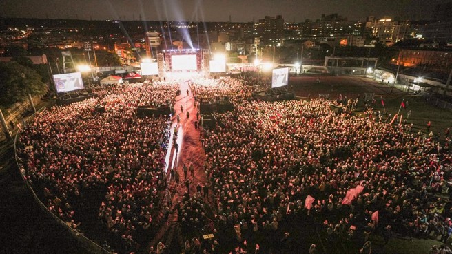 台中市長盧秀燕28日晚間大造勢，遭質疑使用空拍機拍攝畫面，盧秀燕競選總部澄清，是使用吊車拍攝。(摘自盧秀燕粉專)