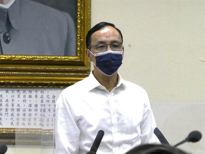 应为典藏国宝、文物专业的故宫博物院，竟让馆藏娇黄釉绿彩龙纹碗等3国宝破毁。国民党主席朱立伦今在脸书要求，行政院应究责到底，立即组专案小组清查故宫文物保存情况，并公布结果，不能让珍贵文明瑰宝因民进党执政疏失蒙尘。（周志豪摄）