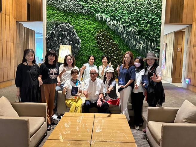 （宝玺创办人梁德煌29日举办签书会，吸引逾200位粉丝与小说迷到场力挺！图／曾丽芳）