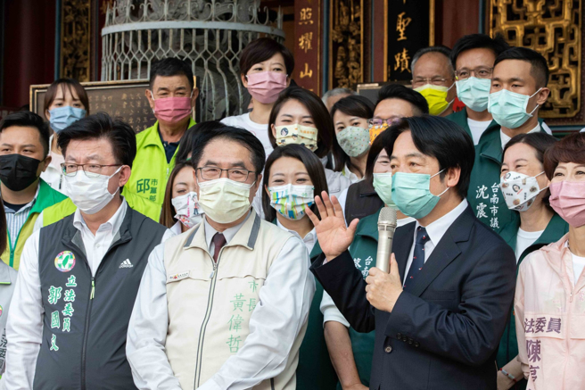 台南市長黃偉哲今（29）日就在臉書上表示，賴清德副總統今天專程趕回台南天壇參拜，炒熱台南選情，讓他相當感動。（取自黃偉哲臉書）