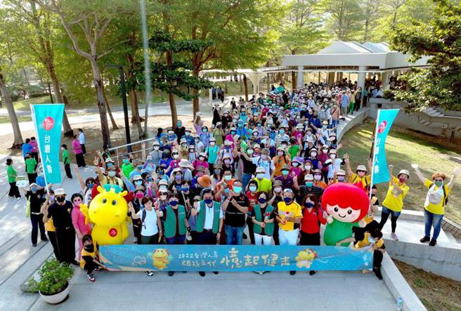 （台湾人寿祖孙三代健走，许舒博副董事长（图右四）领队，中信兄弟球员、吉祥物台湾阿龙、小火子热情助攻，保户及公益团体踊跃参与。图／台湾人寿提供）
