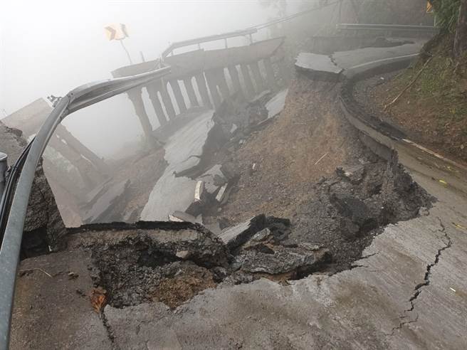 受奈格颱风影响，台7线81K路基流失约50公尺长，目前抢通时间仍未定。（公路总局第四区工程处提供／李忠一宜兰传真）
