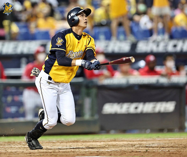 中信兄弟岳政华在4局下开轰，以21岁又273天改写季后赛最年轻全垒打纪录。（中信兄弟提供）