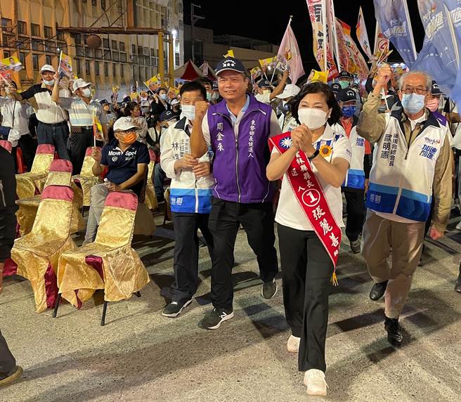 张丽善（前右二）20乡镇竞总就定位，持续愿景亲履巡迴与诉求「2030前进云林」政见。（张丽善竞选团队提供／张朝欣云林传真）