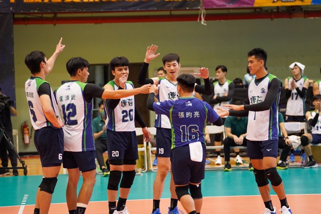 连庄球员在场中聚集庆祝得分。(中华排协提供)