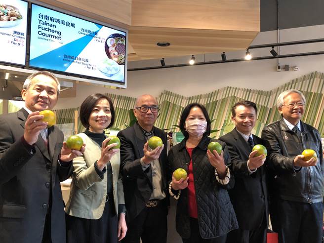 市府农业局长李建裕（左一）率团远赴多伦多的顶级超市参加「台南周」农产及农产加工品展售会开幕式。（台南市政府农业局提供／张毓翎台南传真）