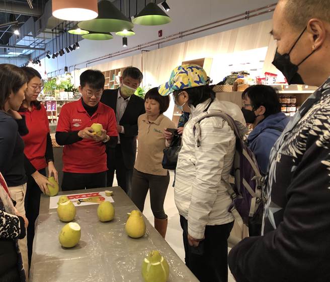 现场举办剥文旦比赛及试吃活动。（台南市政府农业局提供／张毓翎台南传真）