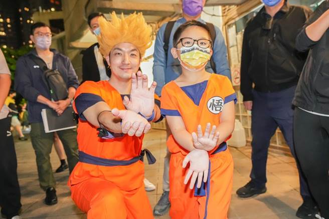 蒋万安参加天母万圣节活动「天母搞什么鬼」，还见到一位跟他扮演一样悟空装扮的小男孩。（蒋万安竞办提供／游念育台北传真）