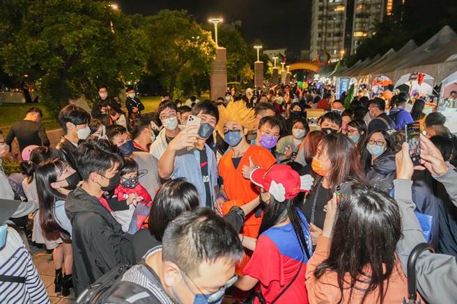 蒋万安今天傍晚来到天母运动公园，出席「天母搞什么鬼」万圣节活动，民眾嗨翻抢合照。（蒋万安竞办提供／游念育台北传真）