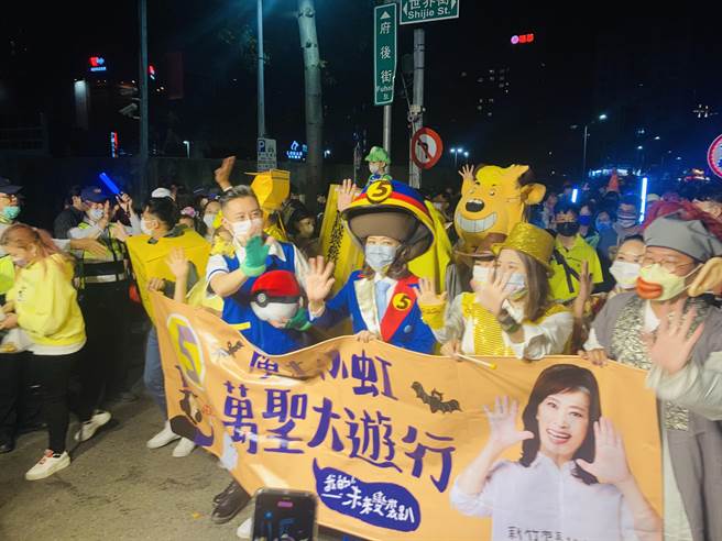 民进党新竹市长候选人沈慧虹（中）29日晚间举办「魔法小虹万圣大游行」，沈慧虹装扮成列车长，前市长林智坚（左）化身宝可梦主角「小智」，与上千位儿童同欢。（陈育贤摄）