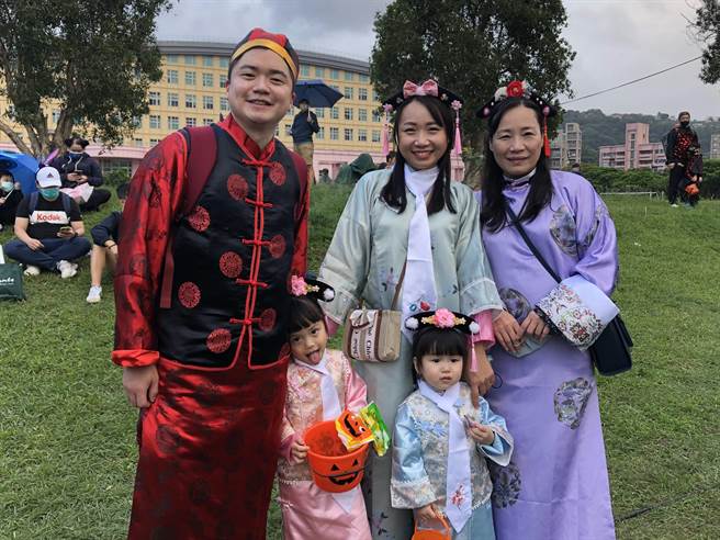 「天母搞什么鬼」万圣节嘉年华29日在天母运动公园登场，有民眾跟家人一起办成古装剧角色。（张芷瑜摄）