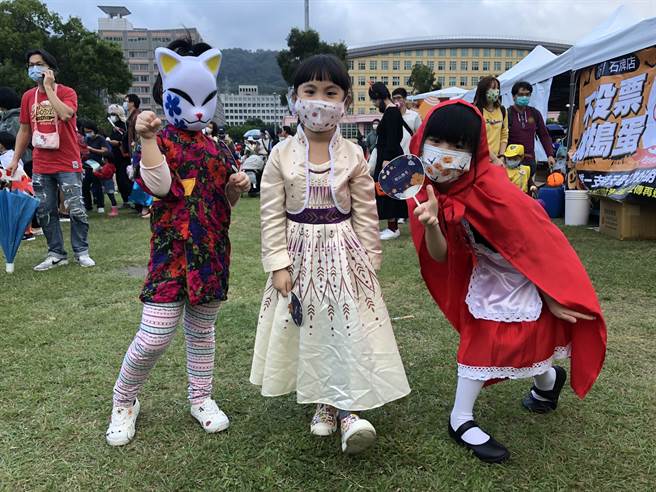 「天母搞什么鬼」万圣节嘉年华29日在天母运动公园登场，小朋友开心打扮成自己喜欢的角色。（张芷瑜摄）