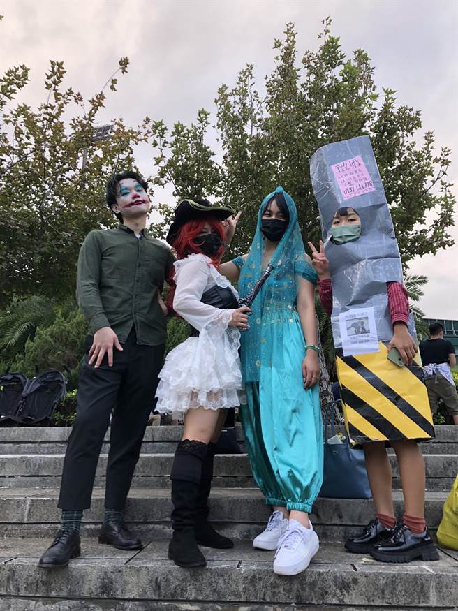 「天母搞什么鬼」万圣节嘉年华29日在天母运动公园登场，吸引不少人大秀创意装扮。（张芷瑜摄）