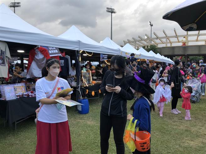 「天母搞什么鬼」万圣节嘉年华29日在天母运动公园登场，现场有40摊以上限定市集可以逛好逛满，虽然下着小雨人潮仍爆满。（张芷瑜摄）
