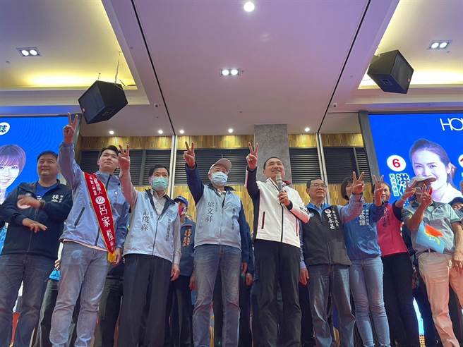 新北市长侯友宜及莺歌区市议员联合竞选总部今晚成立，高举侯友宜「2」号胜利手势，齐喊冻蒜。（侯友宜选举办公室提供）
