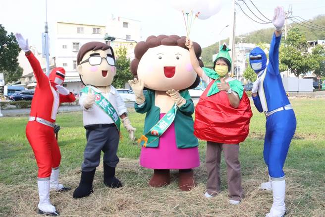 民进党高市议员候选人黄祯琳29日主办万圣节主题气垫城堡活动，她特地穿上苹果装和人形布偶陈小迈、陈小菊展现亲和力，与大小朋友互动同欢。（黄侦琳提供／洪浩轩高雄传真）