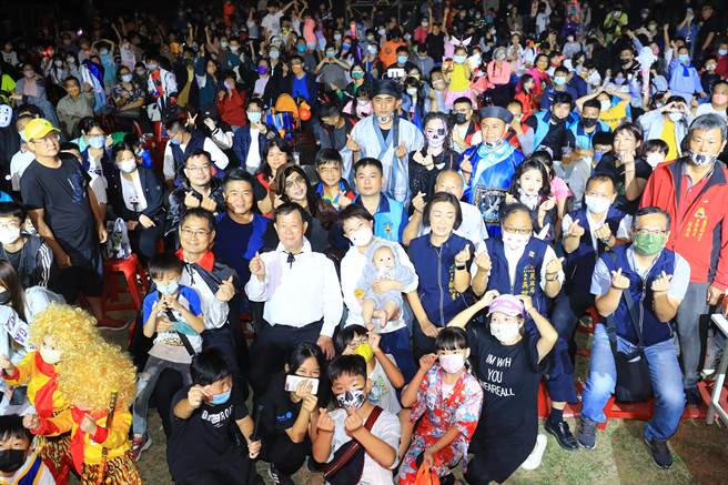 沙鹿麻园12庄变装踩街欢庆万圣节，期盼未来能成为海线在地特色活动，吸引更多人漫游海线。（陈世宗摄）