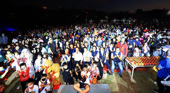 沙鹿麻园12庄变装踩街欢庆万圣节，期盼未来能成为海线在地特色活动，吸引更多人漫游海线。（陈世宗摄）