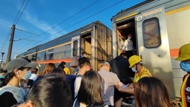 台鐵自強號南下115車次在善化站北邊遇上電線掉落，因失去電力停駛，遊客下車等候安排接駁。（讀者提供／程炳璋台南傳真）