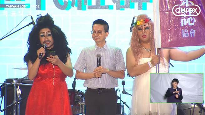 疾管署副署長羅一鈞在台上回應，對疫情中辛苦的大家深深一鞠躬，因為大家犠牲配合，讓防疫可以走到現在。（翻攝自臺灣同志遊行 Taiwan LGBT Pride／林良齊台北傳孛）