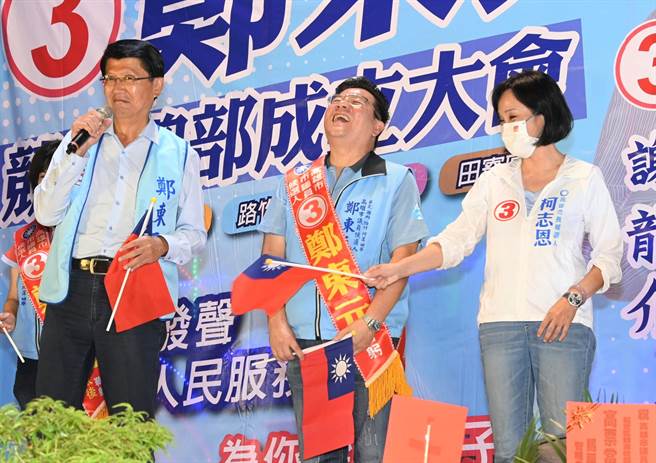 国民党高雄市议员候选人郑东元（中）的竞选总部成立大会29日晚间在茄萣区成立，国民党高雄市长候选人柯志恩（右）、台南市长候选人谢龙介（左）为他站台。（林瑞益摄）