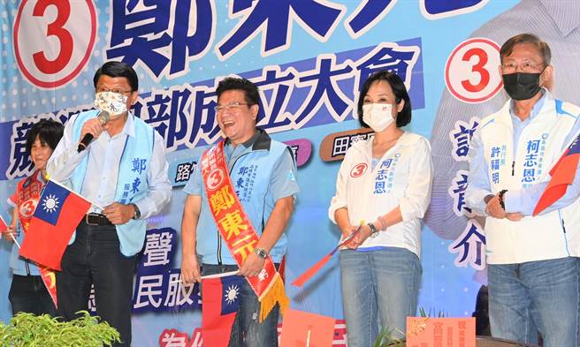 国民党高雄市议员候选人郑东元（左二）的竞选总部成立大会29日晚间在茄萣区成立，国民党高雄市长候选人柯志恩（右二）、台南市长候选人谢龙介（左）为他站台，3人在台上互动。（林瑞益摄）