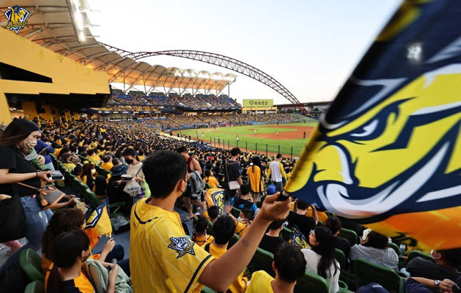 中职季后挑战赛首战，中信兄弟洲际主场吸引17216人进场，打破季后赛观眾纪录。（中信兄弟提供）